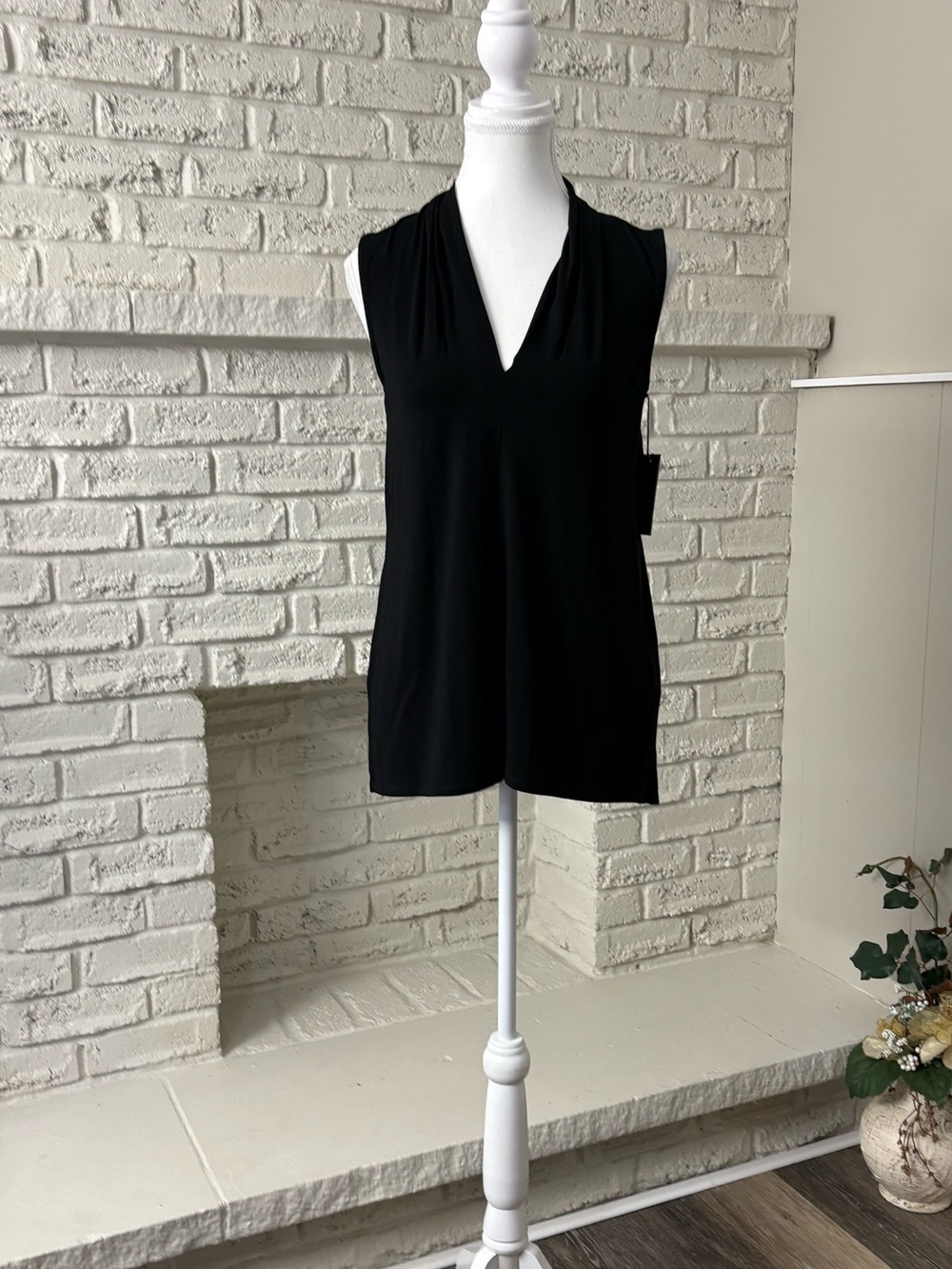 Net-Vince Camuto Black V-Neck Sleeveless Blouse Size XS
